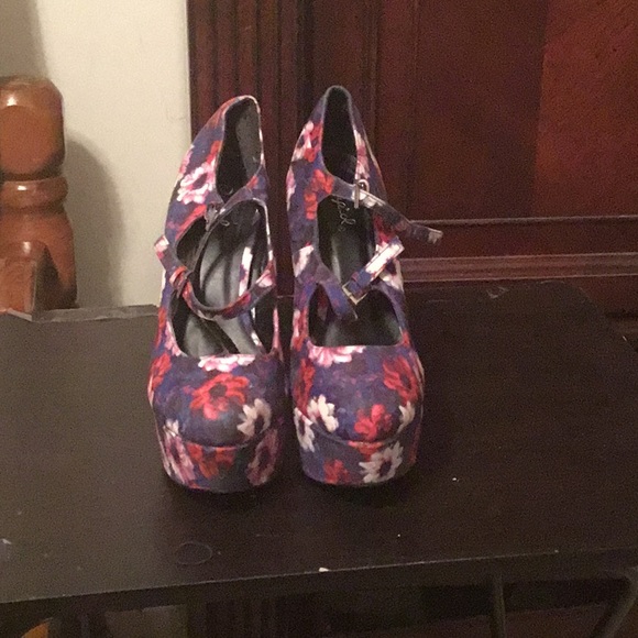 Shoes - "Qupid" womens Flower heels